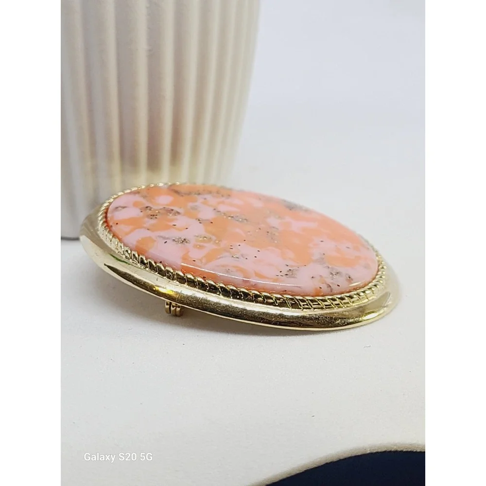 Sarah Coventry captivating oval